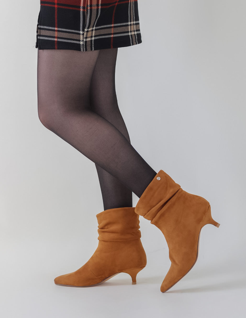 Botín con tacón Nevada en Gamuza sintética – Café