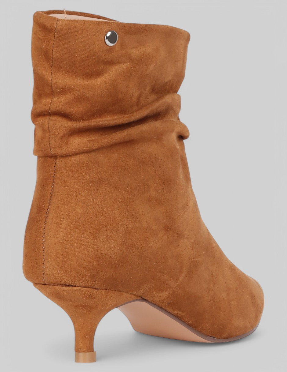 Botín con tacón Nevada en Gamuza sintética – Café