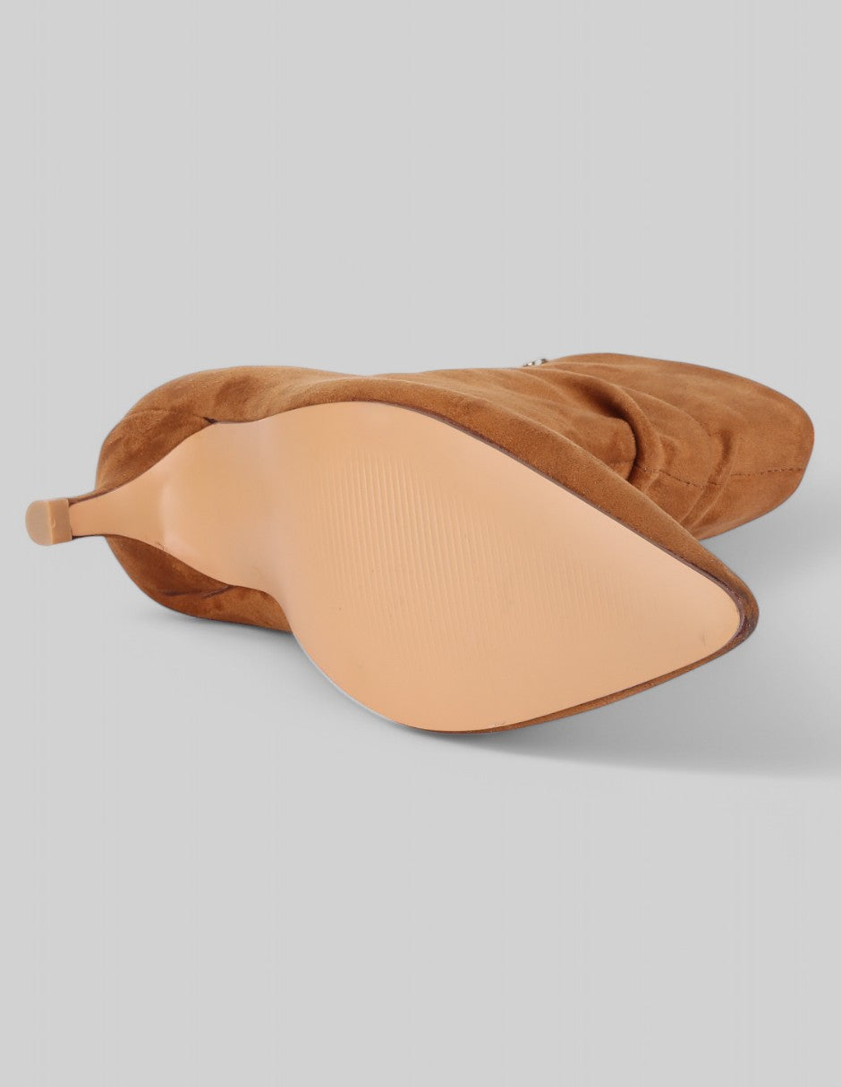 Botín con tacón Nevada en Gamuza sintética – Café