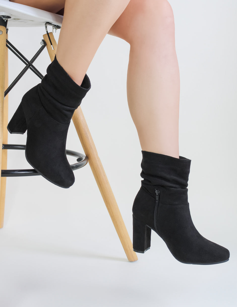 Botín con tacón Nevada en Gamuza – Negro