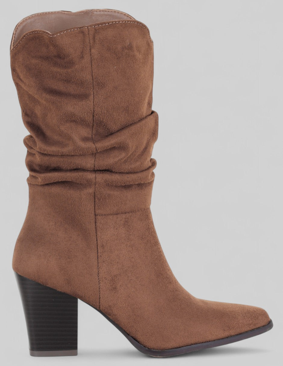 Botín con tacón Nutty en Gamuza – Café