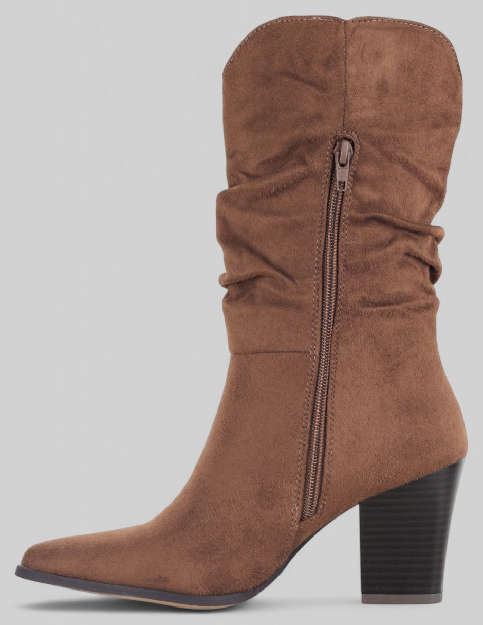 Botín con tacón Nutty en Gamuza – Café