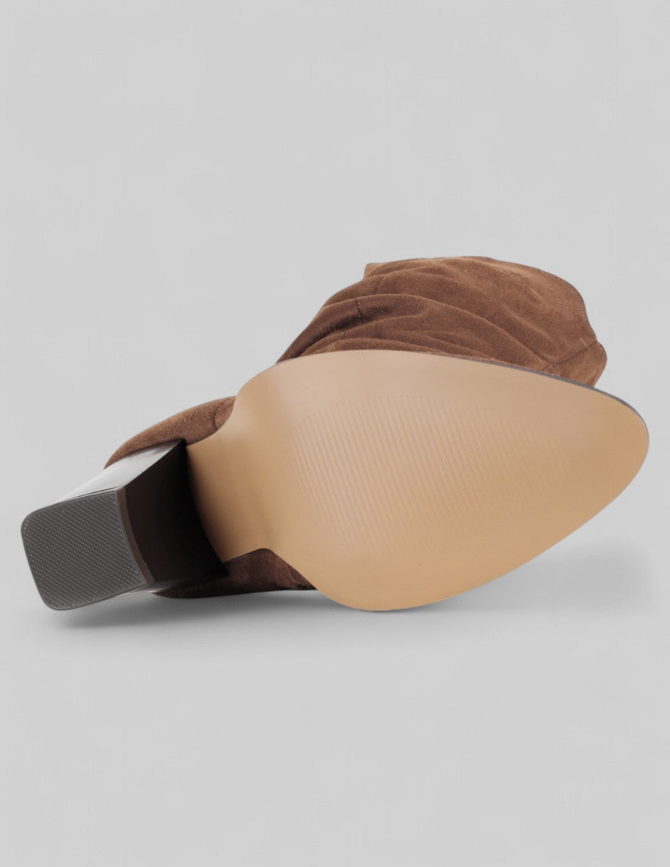 Botín con tacón Nutty en Gamuza – Café