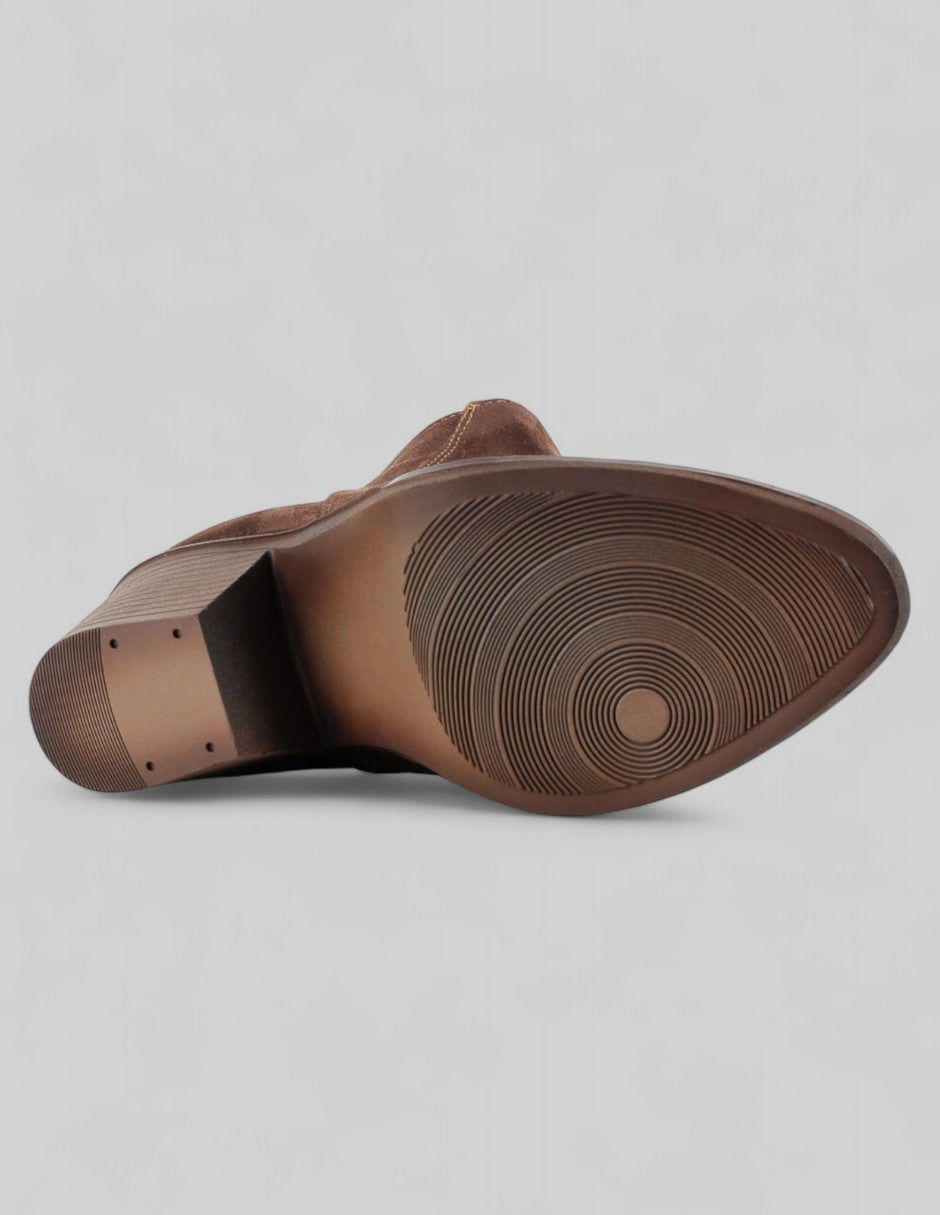 Botín con tacón Aurora en Gamuza – Café