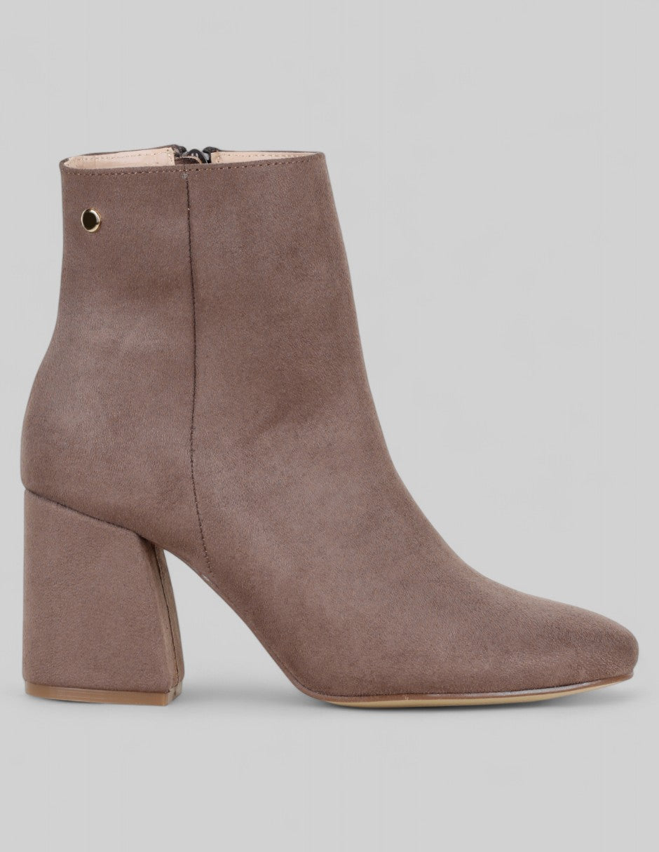 Botín con tacón Delta en Gamuza – Beige