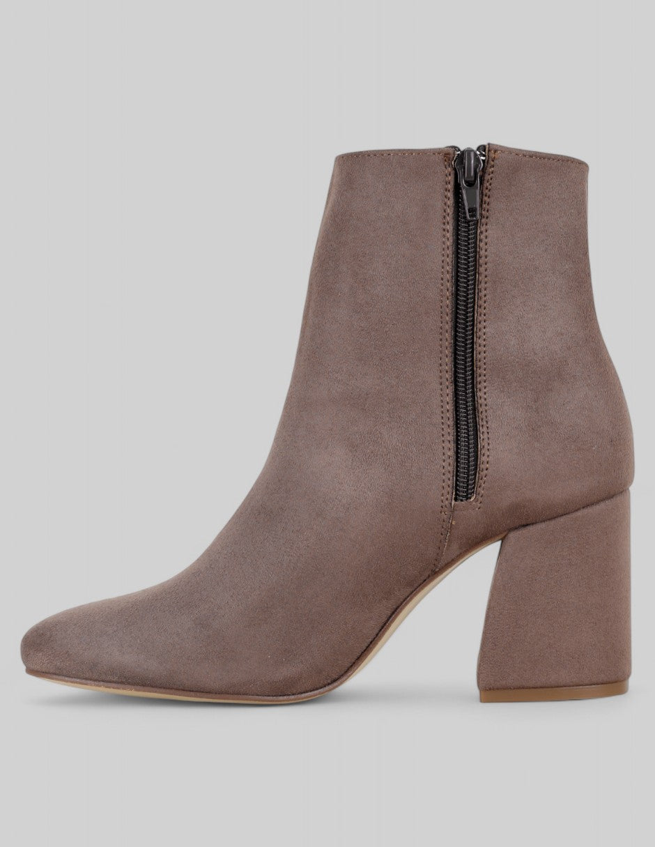 Botín con tacón Delta en Gamuza – Beige