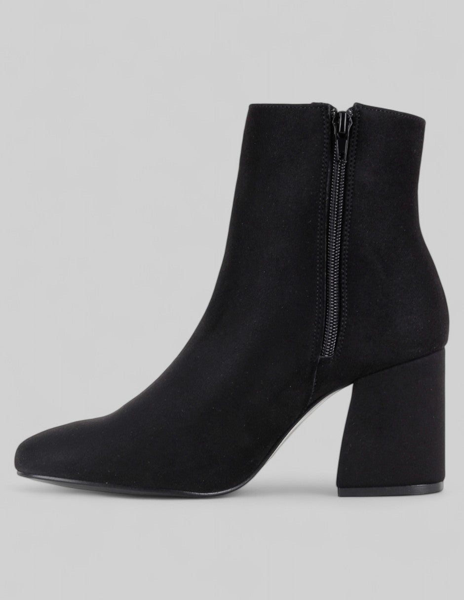 Botín con tacón Delta en Gamuza – Negro