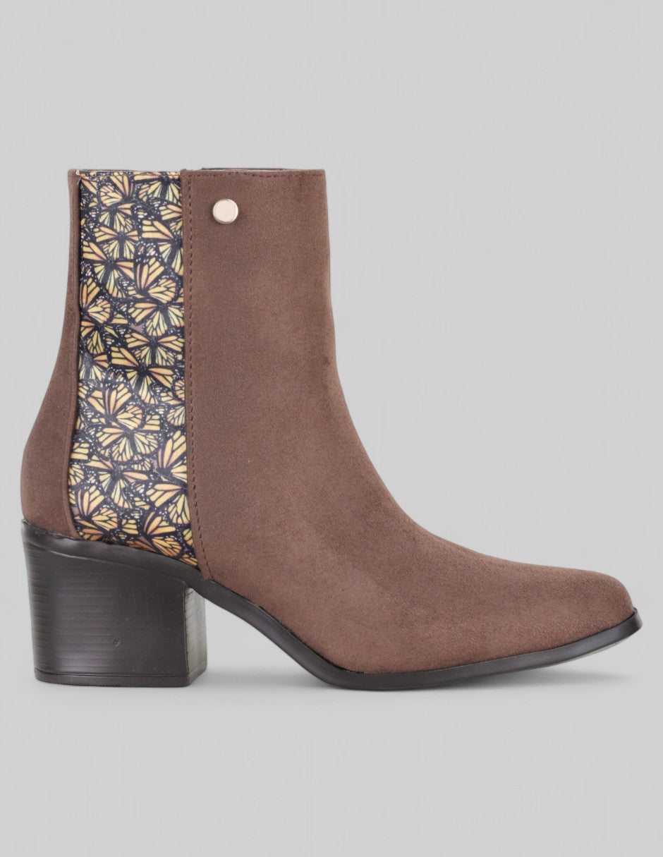 Botín con tacón Aurora en Gamuza – Café