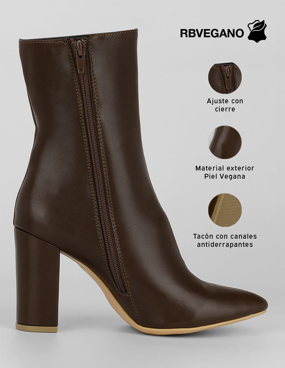 Botín con tacón Sienna en Piel vegana – Café