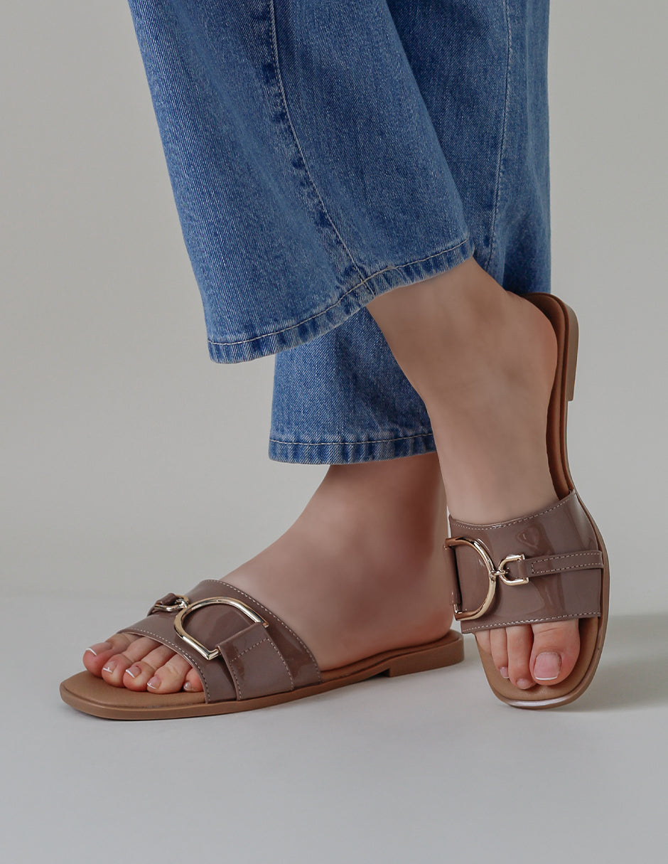 Sandalias de piso Soft en Charol – Café
