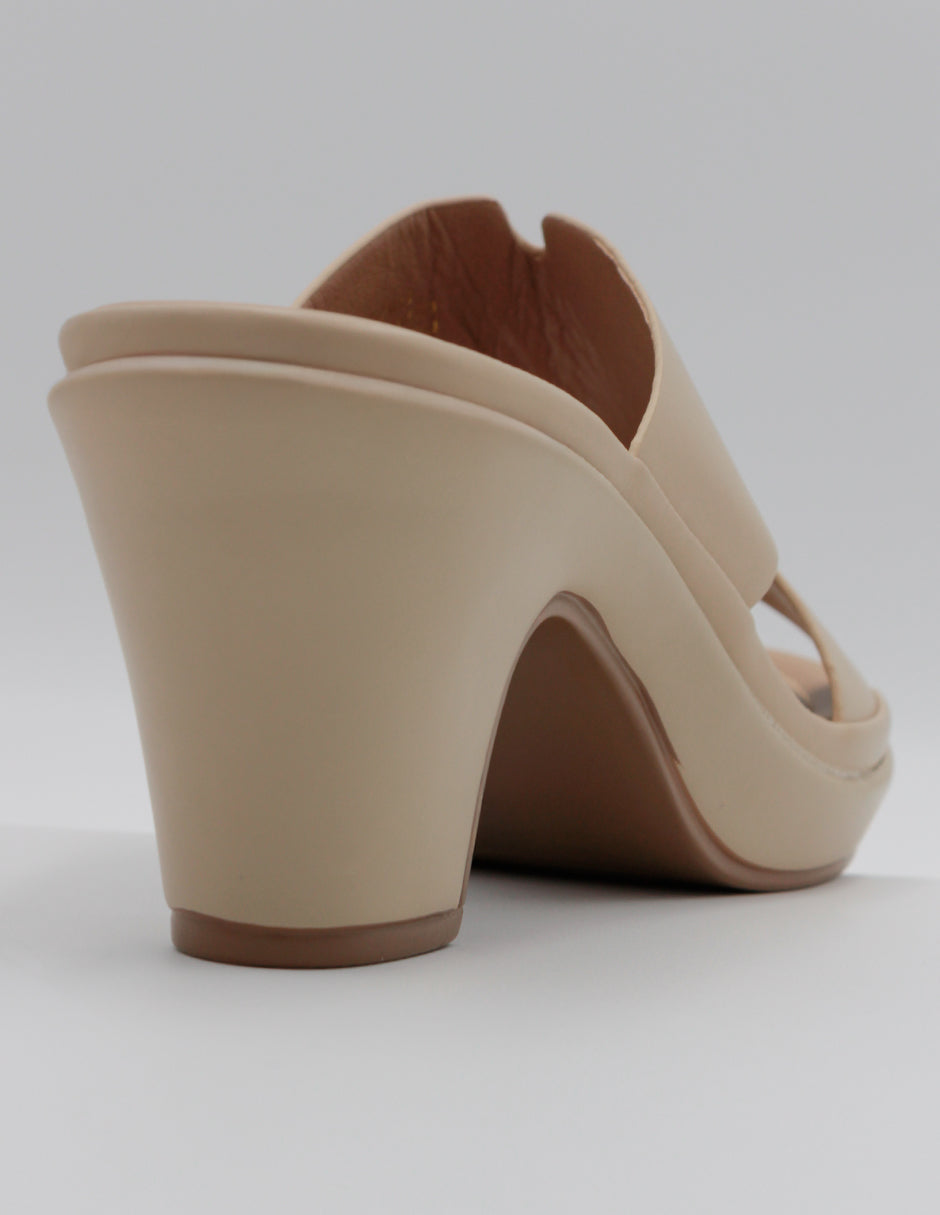 Sandalia con tacón Pou en Piel vegana – Beige