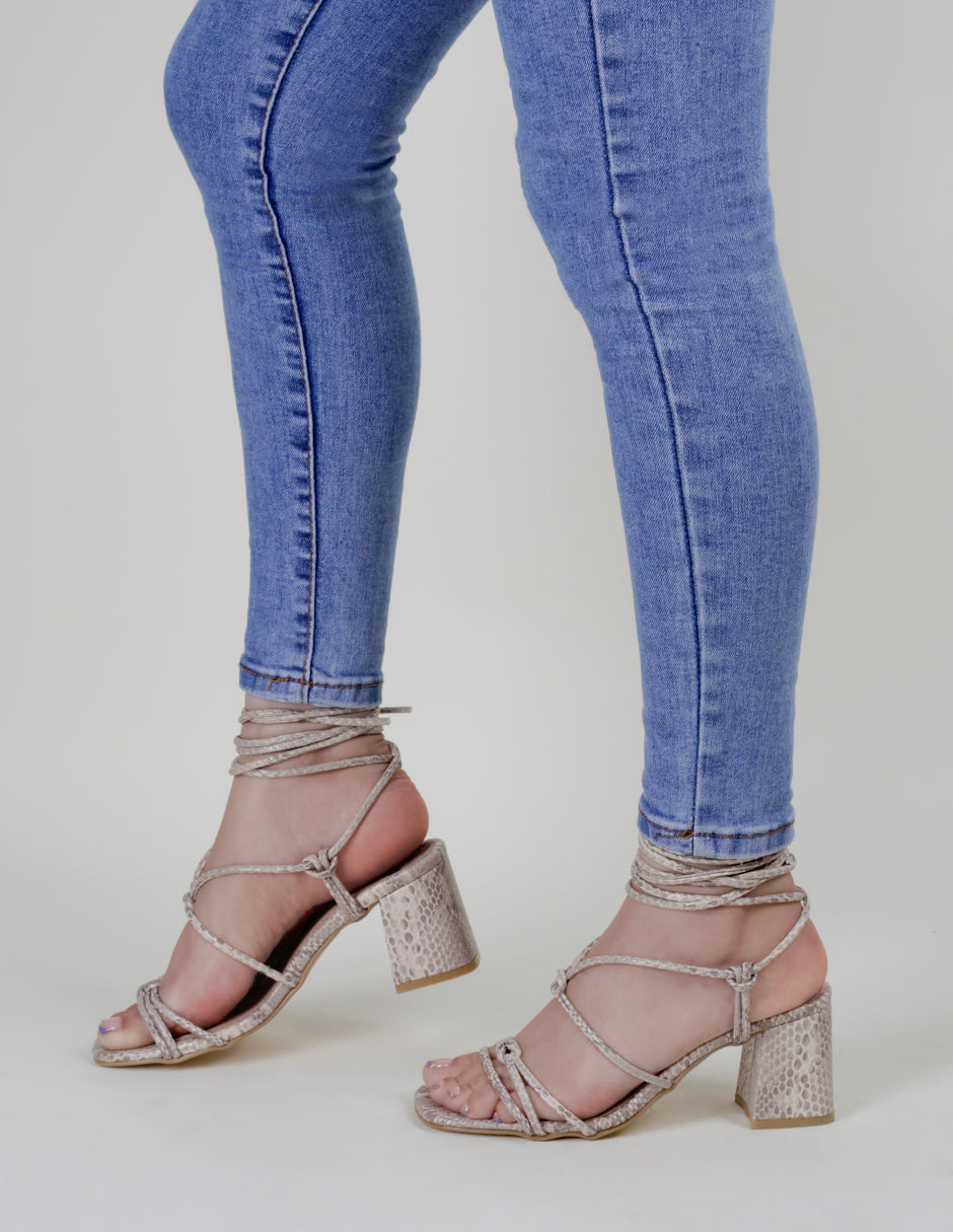 Sandalia con tacón Glam en Piel vegana – Beige