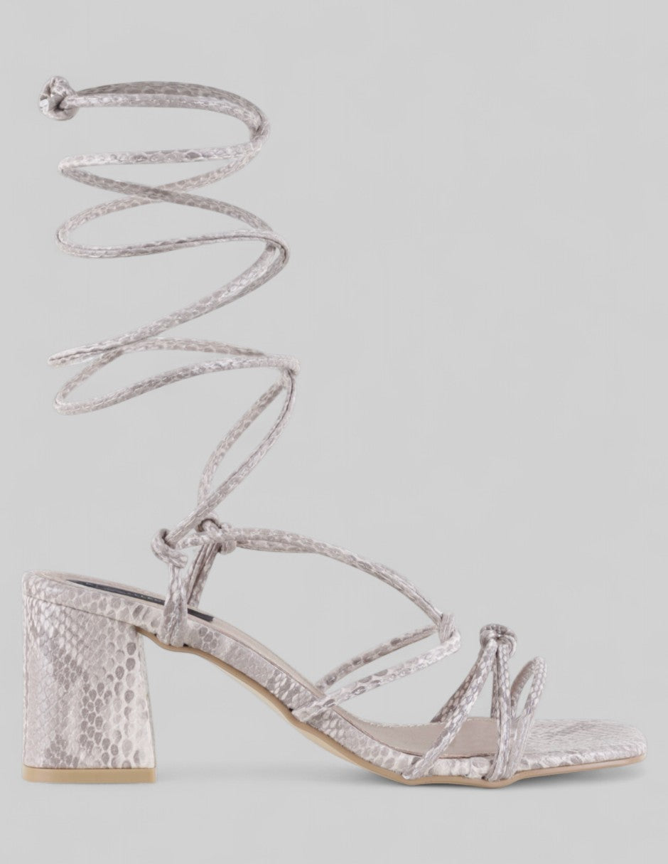 Sandalia con tacón Glam en Piel vegana – Beige