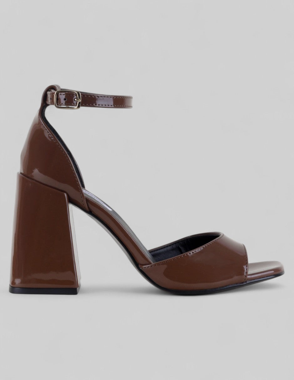 Sandalia con tacón Syrah en Charol – Café
