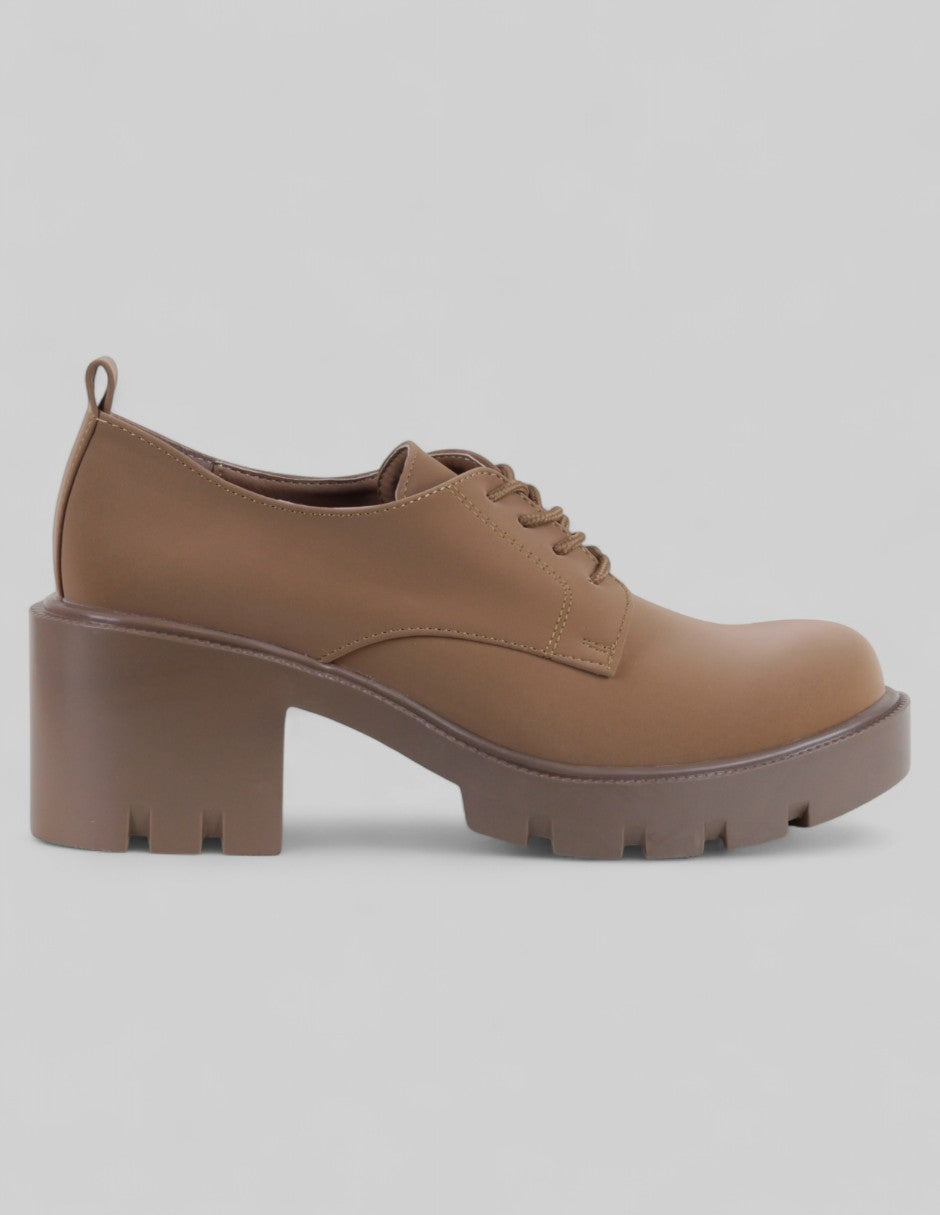 Botín con tacón Ferm en Piel de Durazno – Café