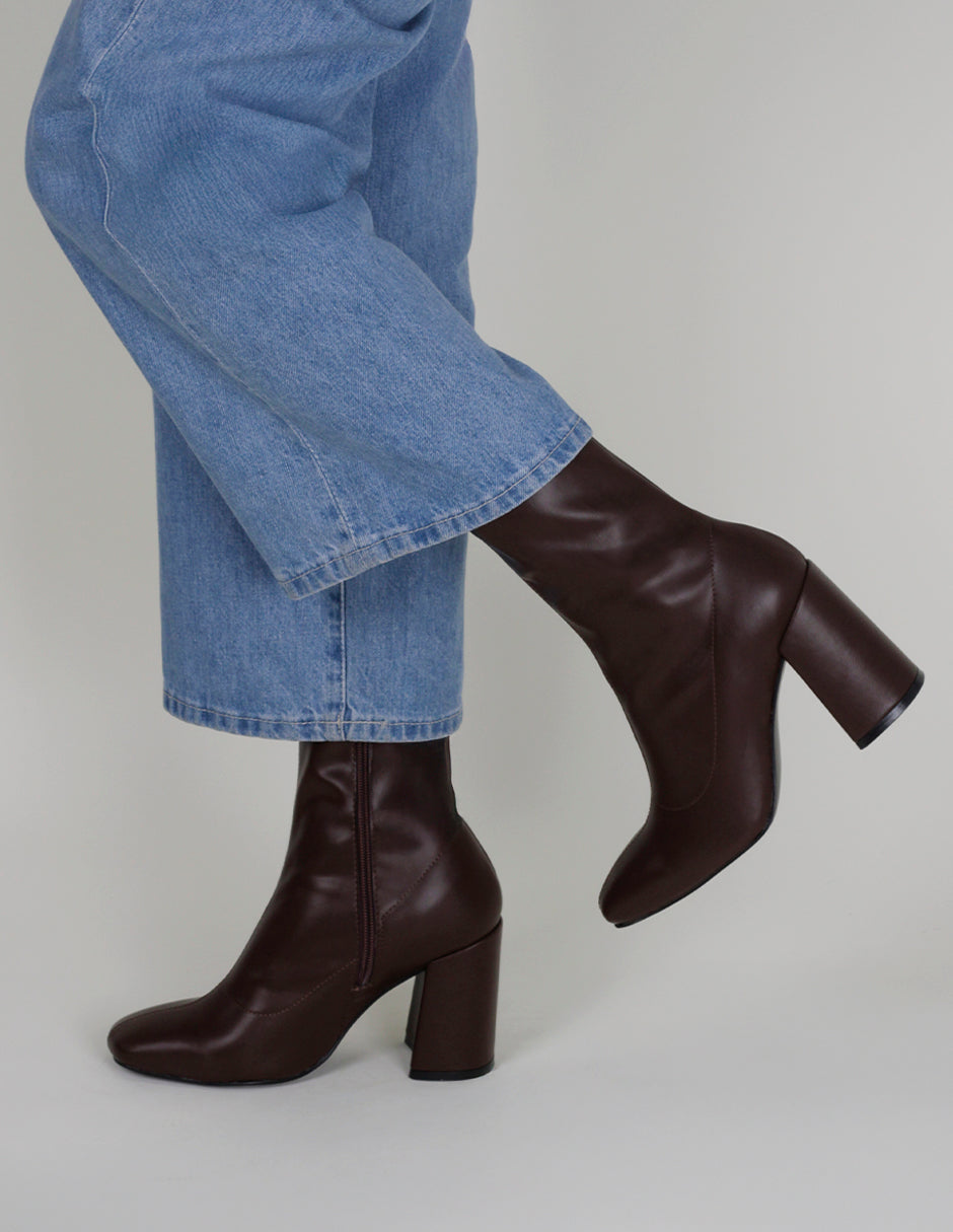 Botín con tacón Delta en Piel vegana – Café