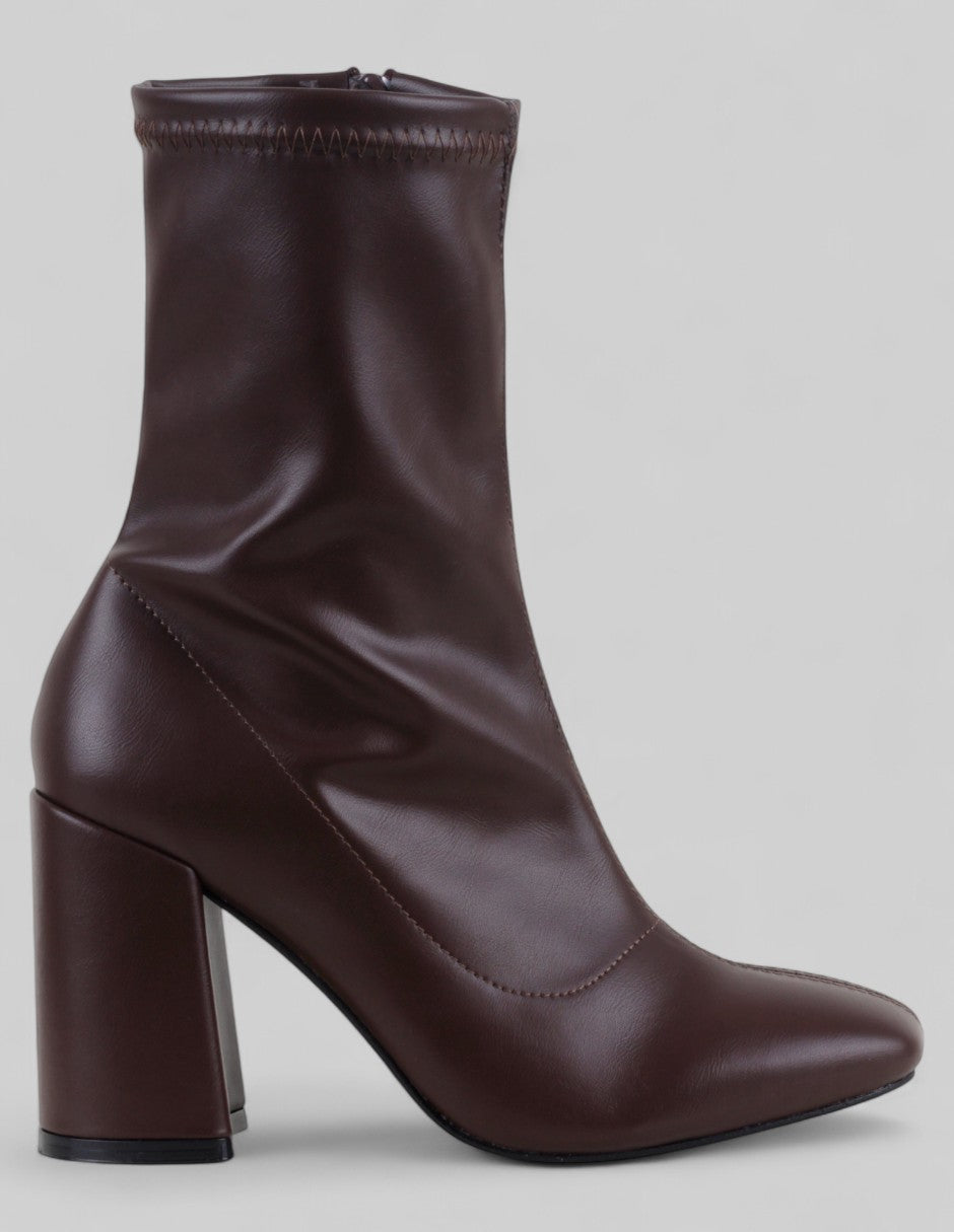 Botín con tacón Delta en Piel vegana – Café