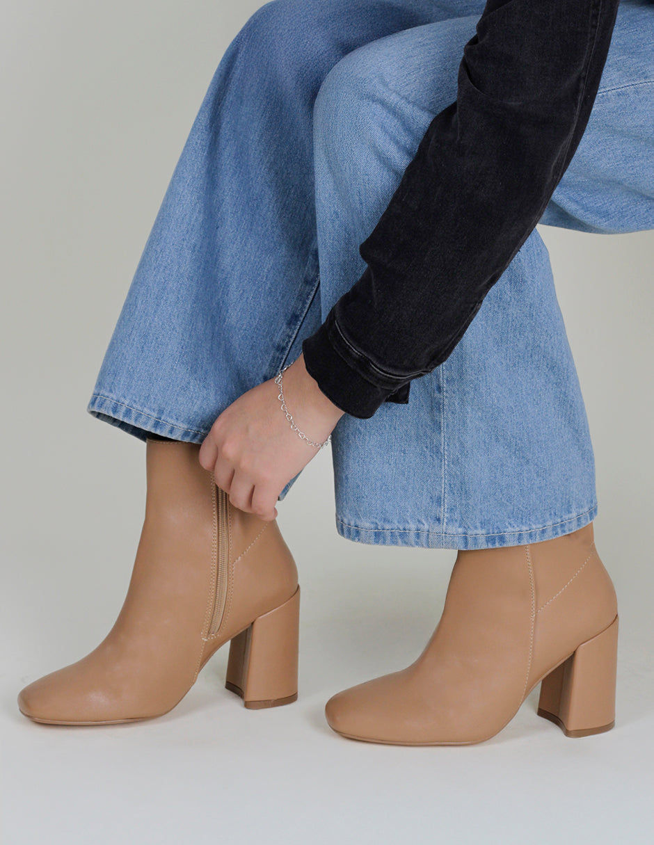 Botín con tacón Aurora en Piel vegana – Café