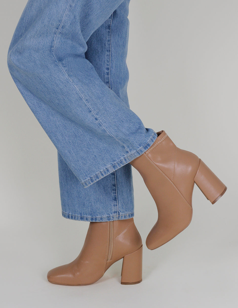 Botín con tacón Aurora en Piel vegana – Café