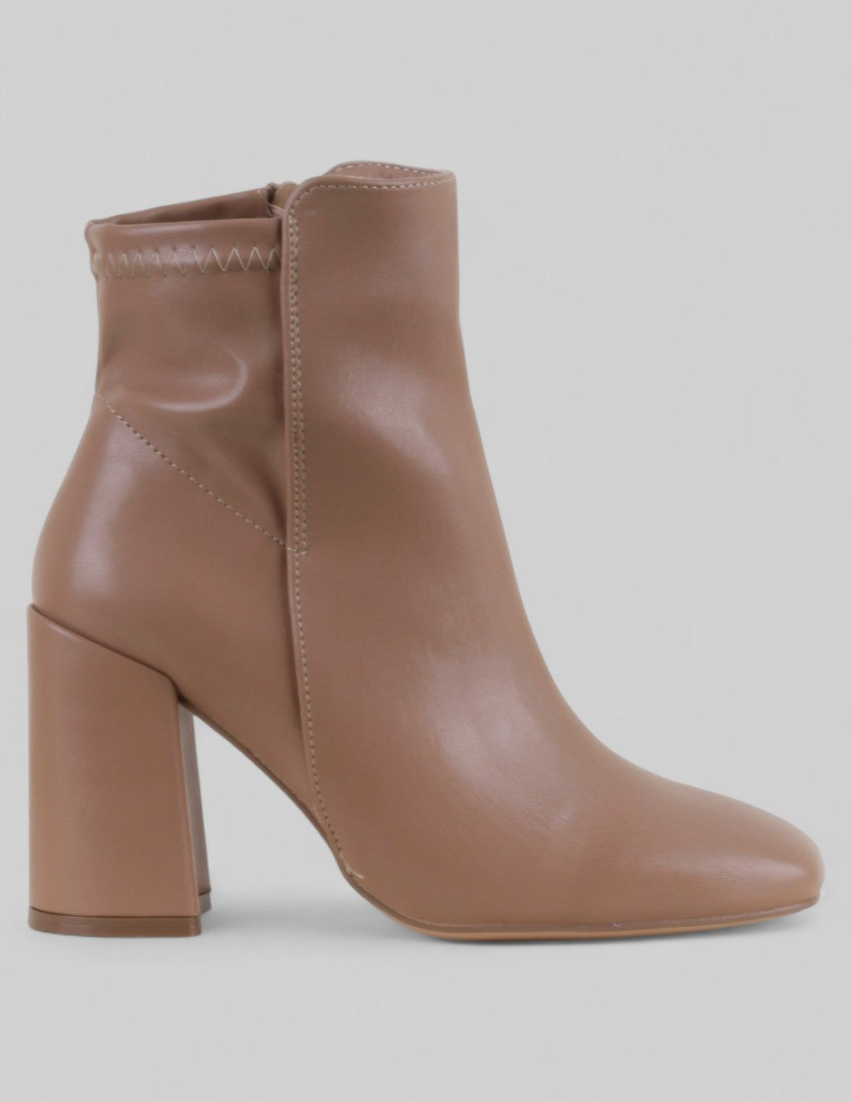 Botín con tacón Aurora en Piel vegana – Café