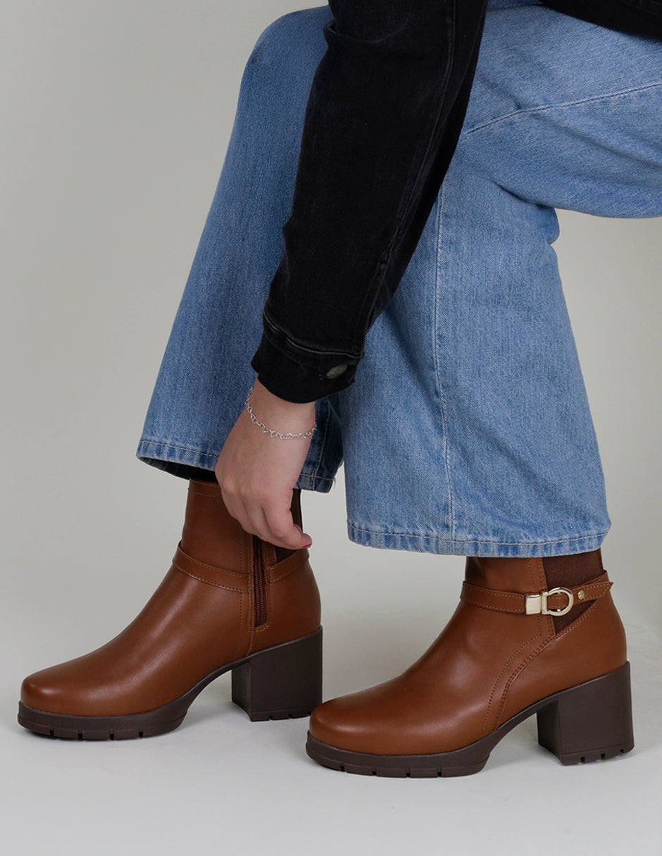 Botín con tacón Doro en Piel vegana – Café