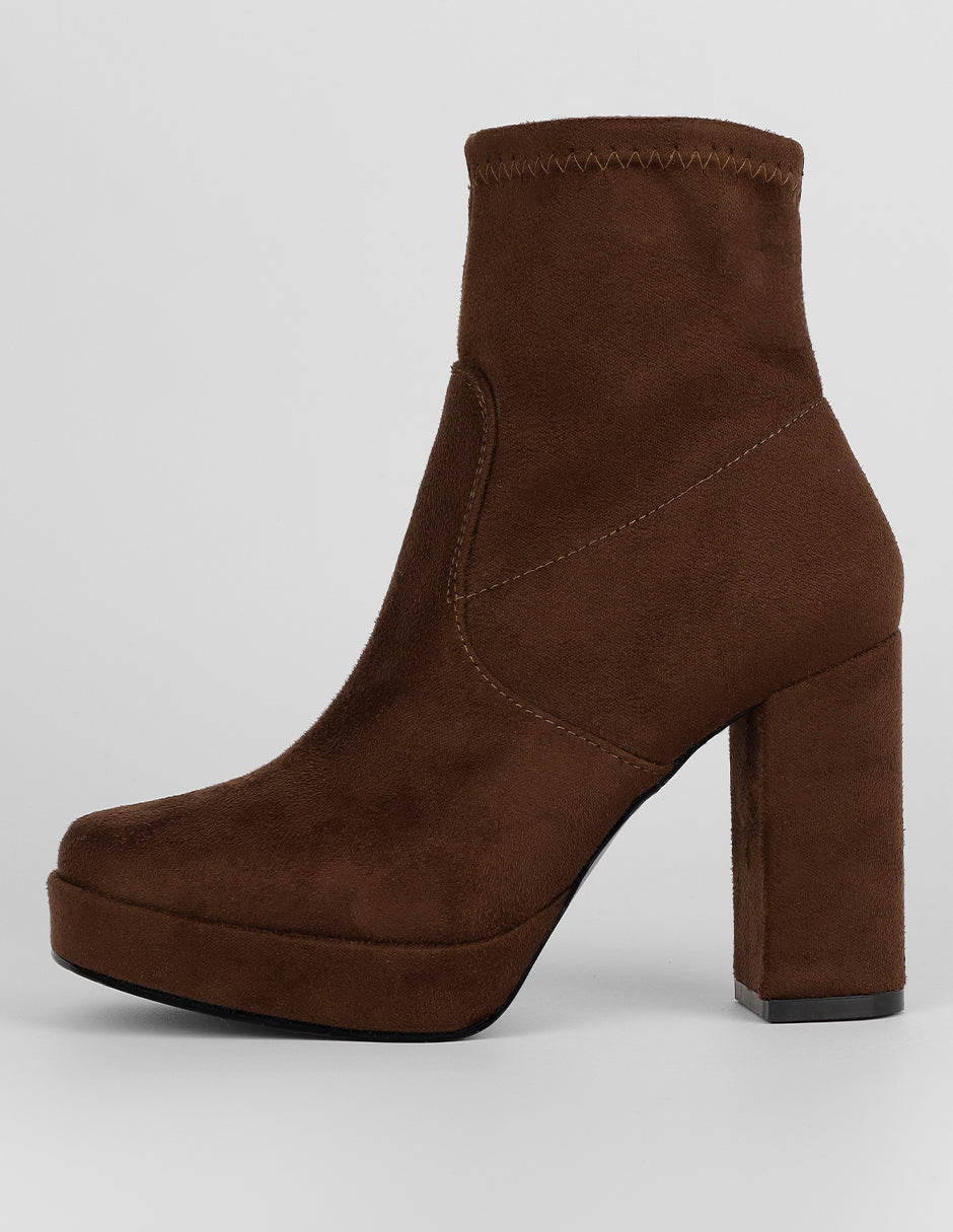 Botín con tacón Exterior Gamuza Color Café Para Mujer De RBCOLLECTION