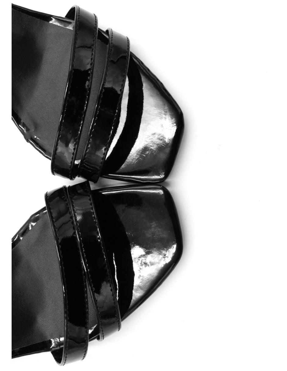 Sandalia con tacón en Charol – Negro