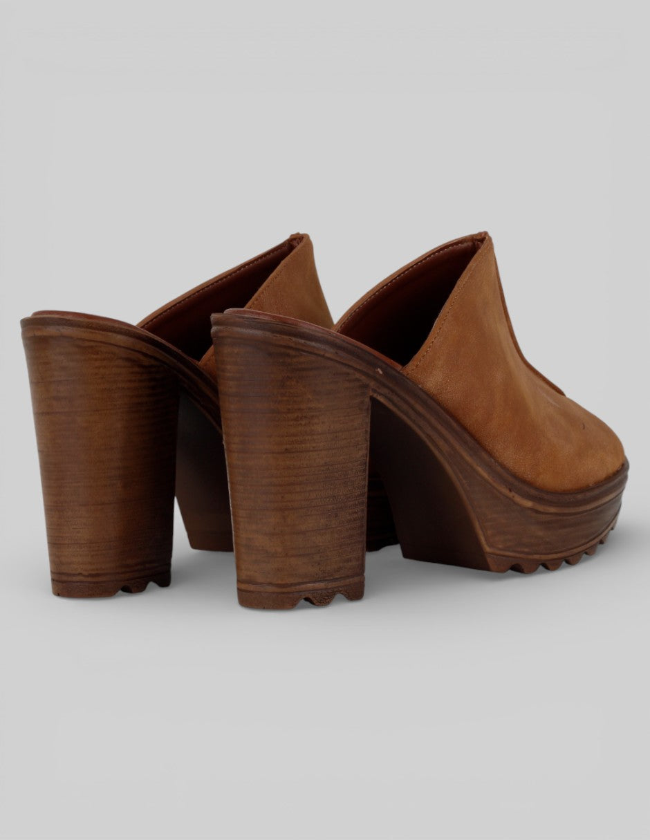 Sandalia con tacón  en Piel vegana – Café talla 24