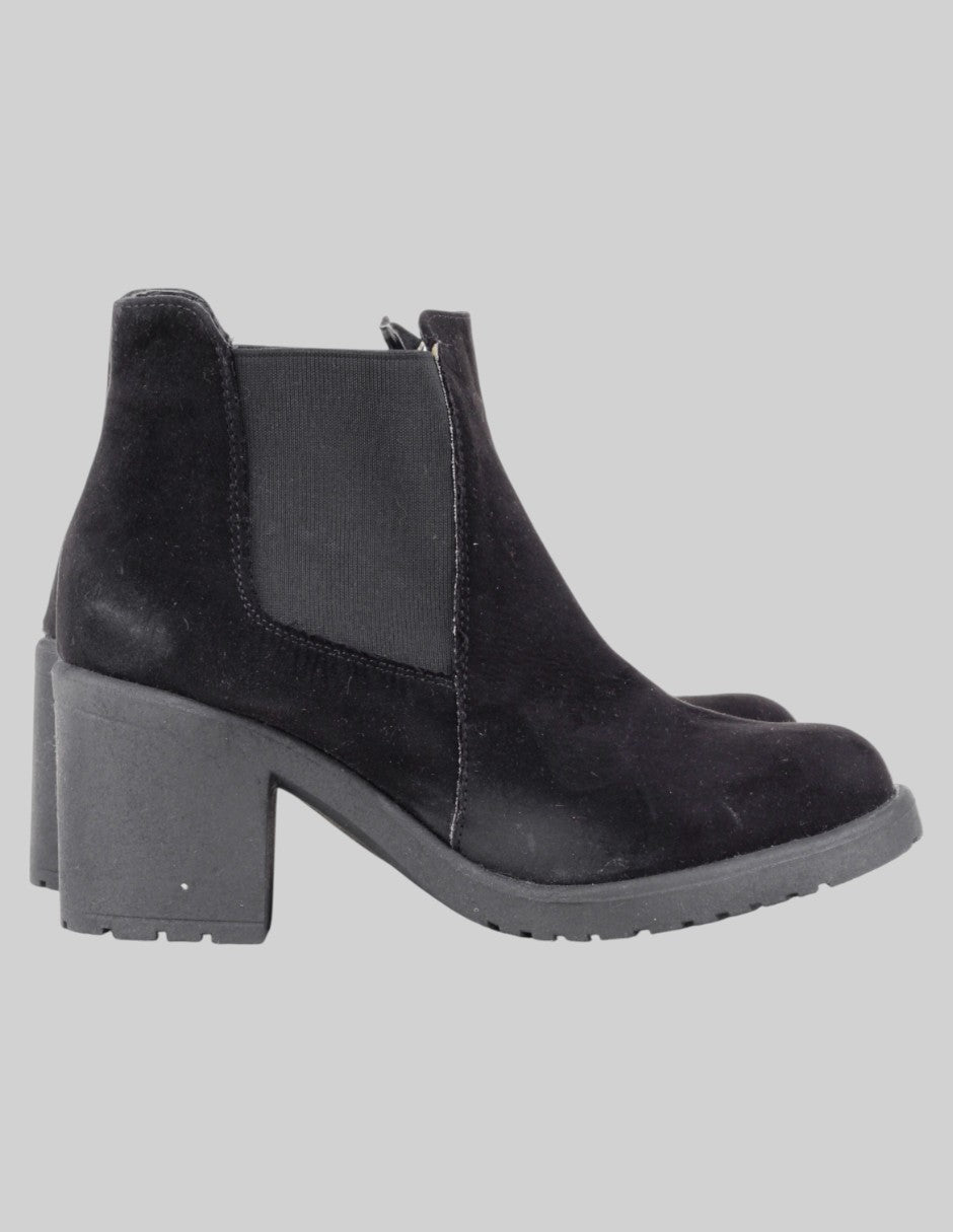 Botín con tacón  en Gamuza – Negro talla 25