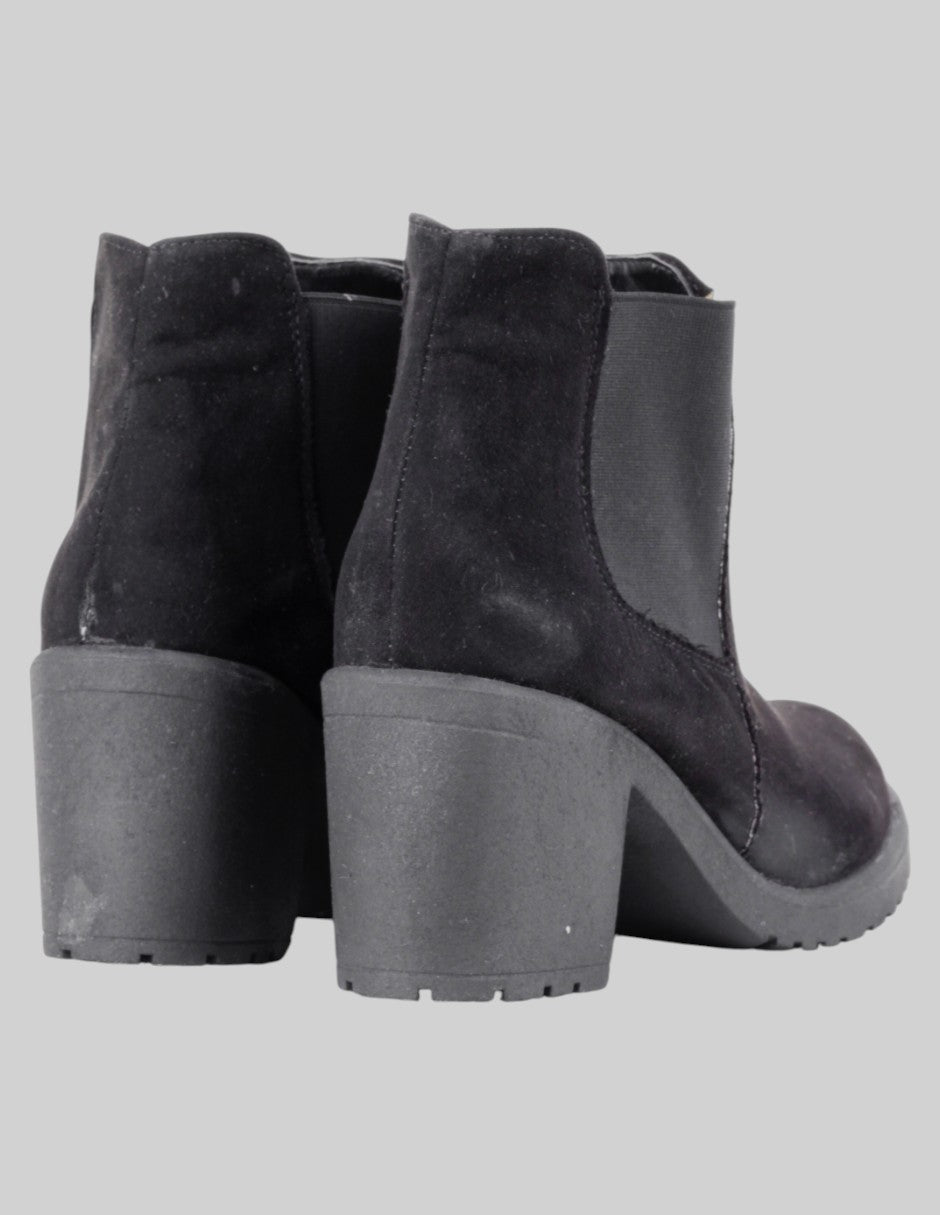 Botín con tacón  en Gamuza – Negro talla 25