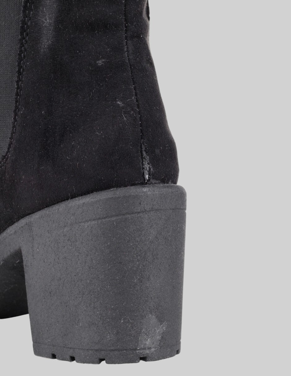 Botín con tacón  en Gamuza – Negro talla 25