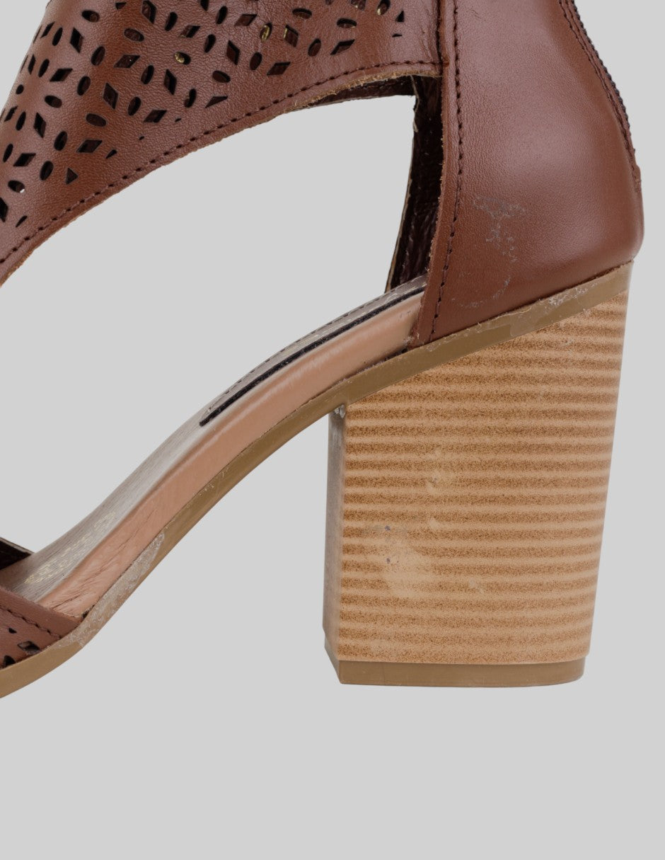Sandalia con tacón  en Piel – Café talla 25