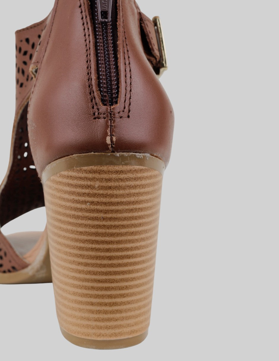 Sandalia con tacón  en Piel – Café talla 25