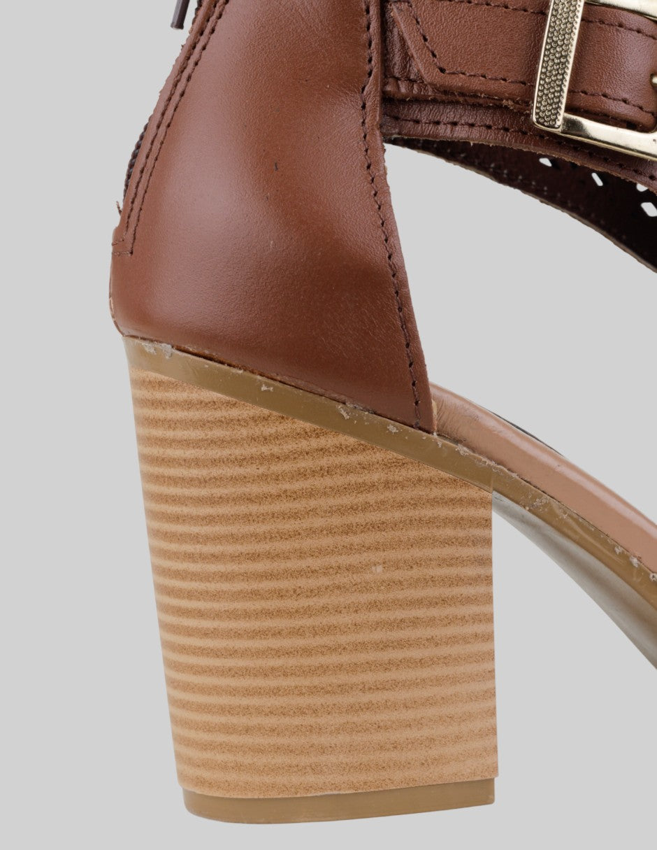 Sandalia con tacón  en Piel – Café talla 25