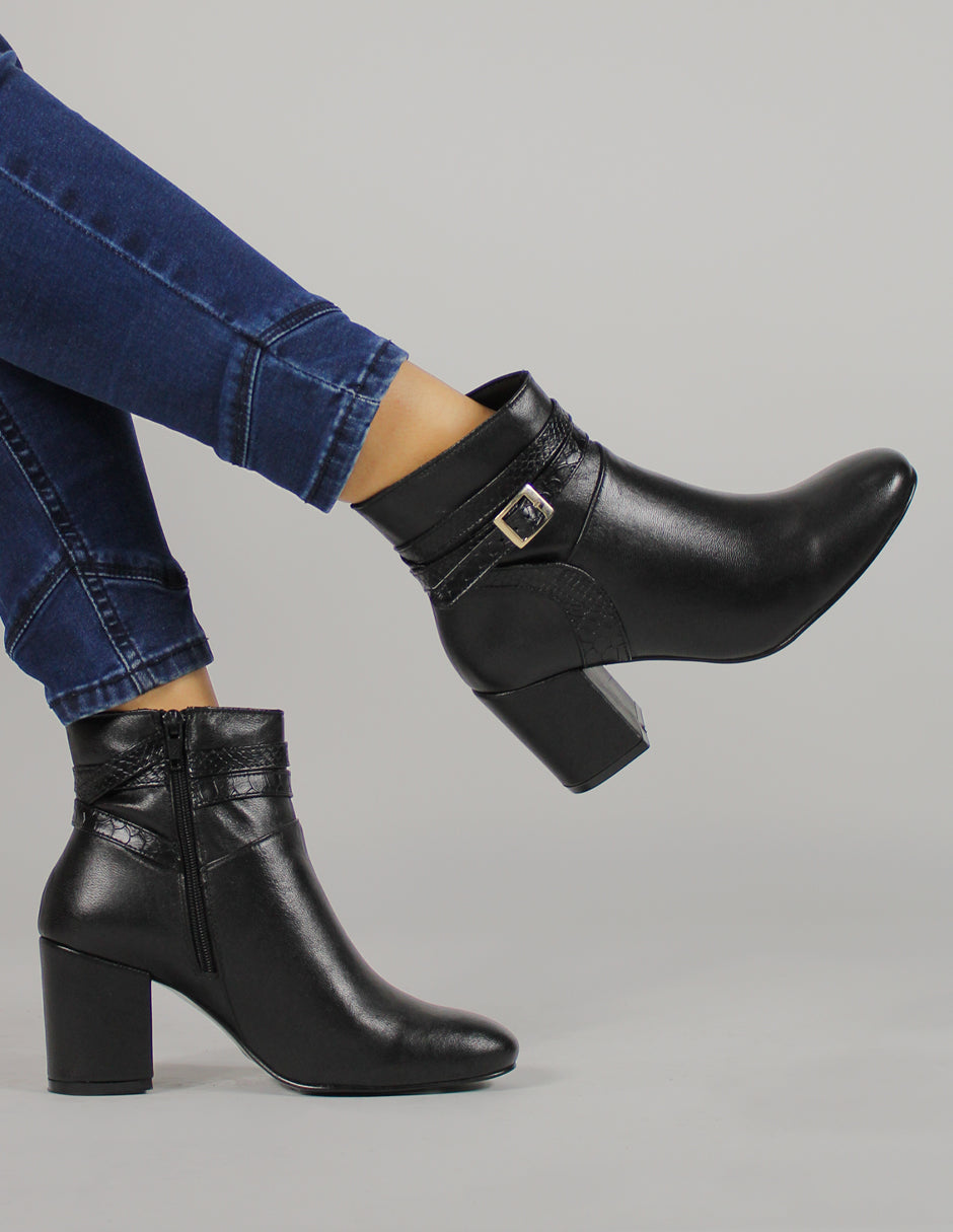 Botín con tacón Exterior Piel Color Negro Para Mujer De RBCOLLECTION