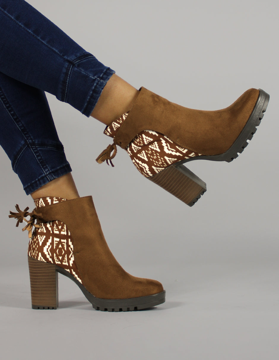 Botín con tacón Exterior Gamuza Color Café Para Mujer De RBCOLLECTION